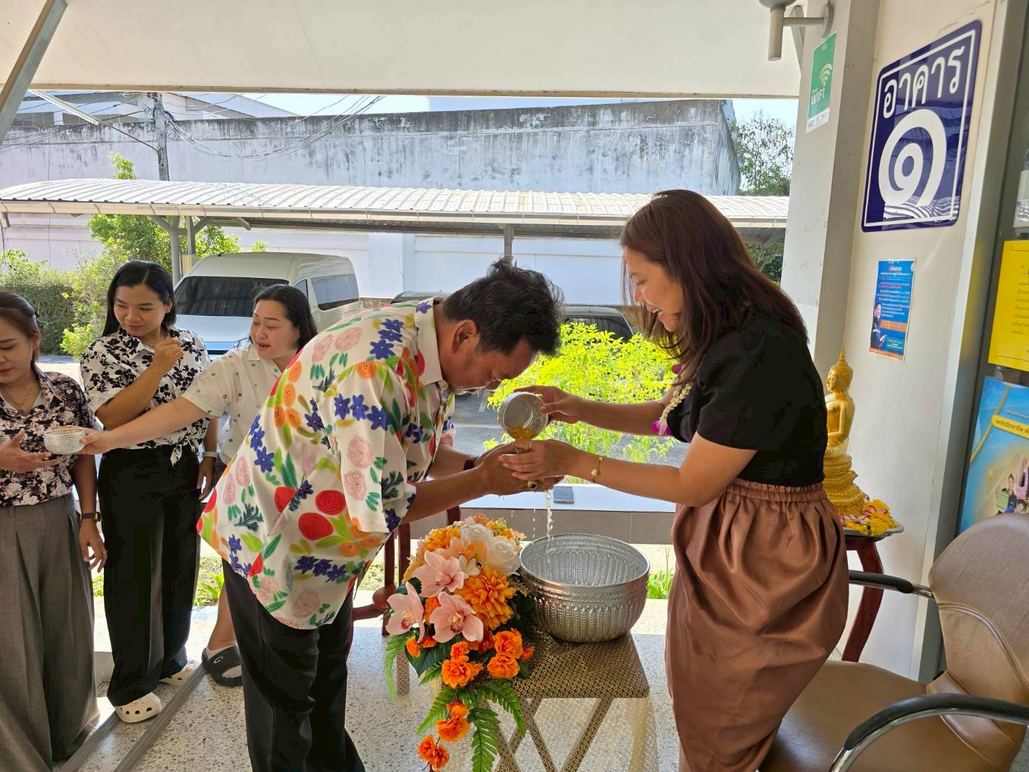 title - สำนักงานการปฏิรูปที่ดินจังหวัดเพชรบุรี ร่วมสืบสานวัฒนธรรม ประเพณีวันสงกรานต์ สรงน้ำพระและ รดน้ำขอพรปฏิรูปที่ดินจังหวัดเพชรบุรี
